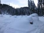 Schon genug Schnee im Wald beim Aufstieg am Pilgerweg