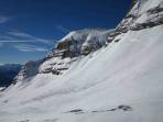 Altes Schneebrett unterm Tragl, Expo S/SO, im Vergleich sieht der Tourengeher winzig aus, im Hintergrund noch weitere Lawinenablagerungen