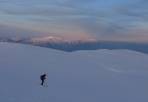Am Horizont sieht man noch das letzte Licht am Schneeberggipfel und auf der Heukuppe.