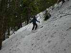 schwerer stoppender Schnee in der steilen Waldstufe