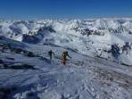 Die letzten Meter auf Skiern beim Anstieg zum Bruderkogel knapp 100 m unter dem Gipfel; dahinter das weite Kar und der zuvor bestiegene Schüttnerkogel