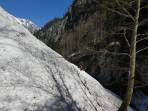 Riesiger Lawinenkegel im Hartelsgraben; im Aufstieg mit Steigeisen, in der Abfahrt auf Skiern