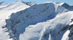 Bemerkenswerte Aufstiegsspur übers obere Rifflkees. Die Alpinisten sind am Grat zur Hohen Riffl erkennbar (natürlich zu Fuß zu gehen)