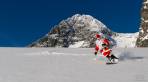  ein Weihnachtsmann auf Skiern unterwegs
