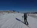Die letzten Meter zum gut besuchten Gipfel; im Hintergrund die ziemlich schneefreie östl. Hochfläche