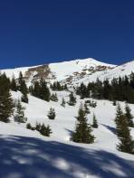 Im Kar dem Gipfel mit seiner schönen steilen (und später befahrenen) Südflanke entgegen