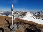der fast schneefreie Gipfel des Wildfelds, mit Speikkogel und Stadelstein