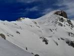 Rückblick zum Gipfel und Sattel, gut fahrbarer Schnee vom Sattel runter sonnseitig