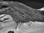 Steilgelände: einige Tage alte Rutsche schatt- aber auch sonnseitig auf der Altschneedecke
