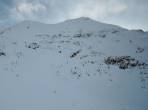 Das spontane Schneebrett vom Weißeneck-NO-Grat verschüttet eine abkürzende Aufstiegsspur (1.1.)
