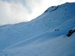Schneebrett kammfern hinter Geländekante auf ~2200m, Exp. N, vermutlich durch einen in der Rinne Abfahrenden fernausgelöst