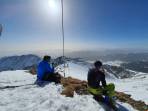 Gipfelrast am Feldeck mit (vom Saharastaub beeinträchtigten) Tiefblick in die Krakau