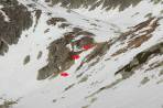 Der leichtere Aufstieg siehe rote Pfeile, der Schnee reicht dort aus.
